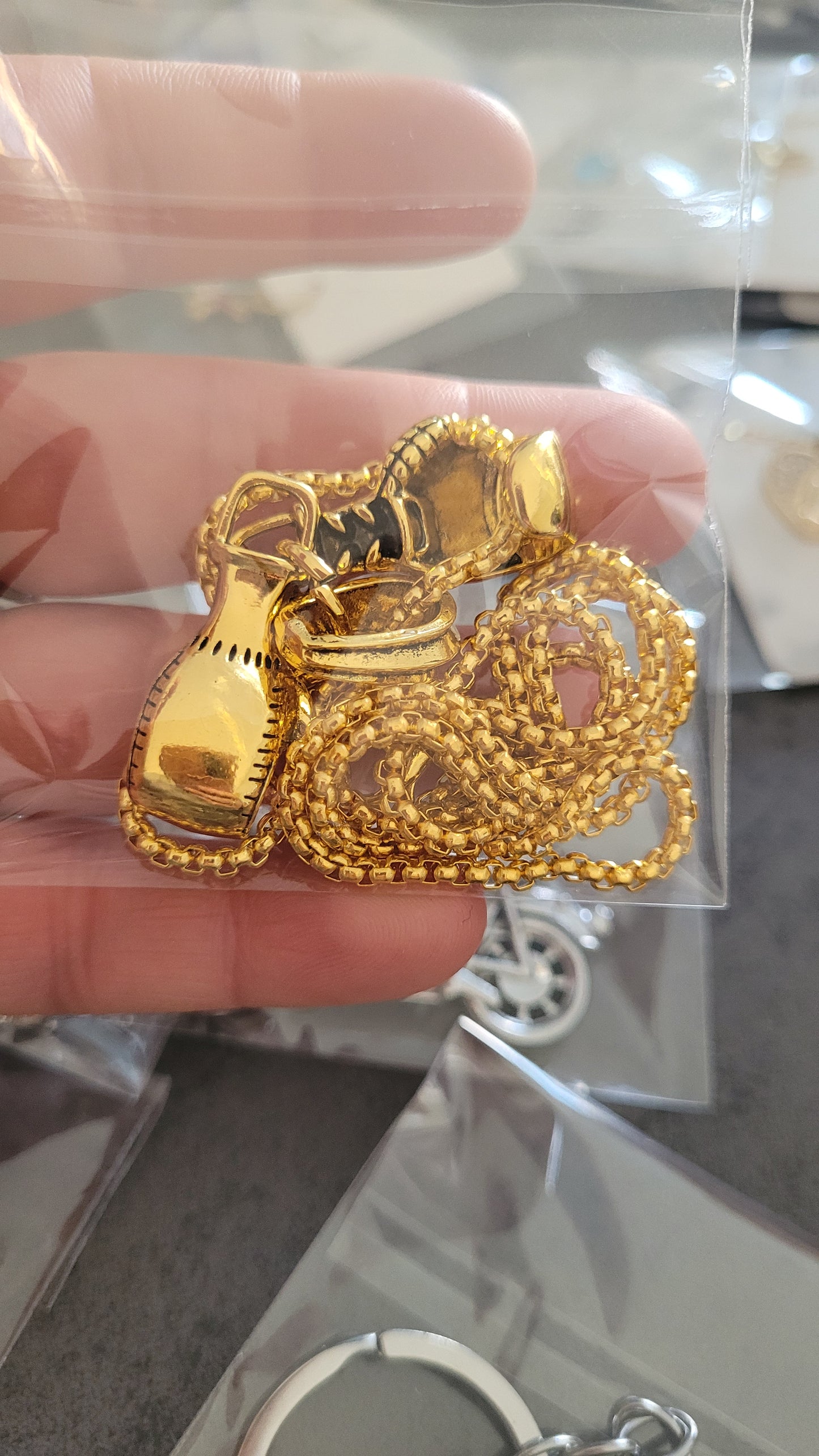 Collier gant de boxe doré