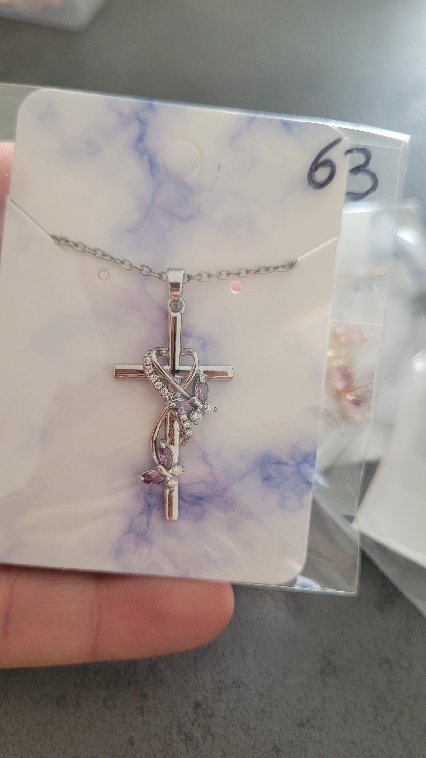 Collier croix argenté violette