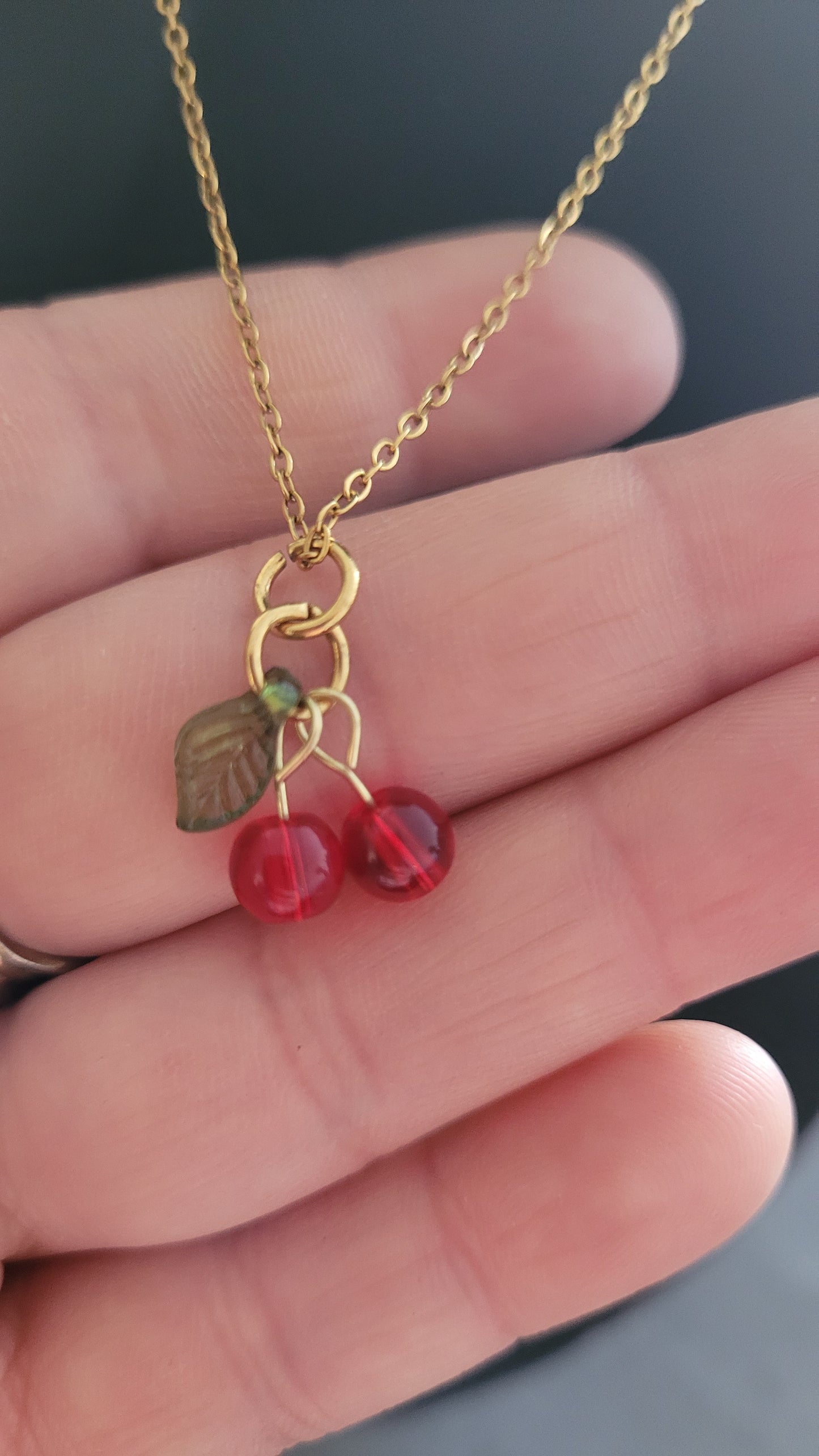 Collier doré cerise