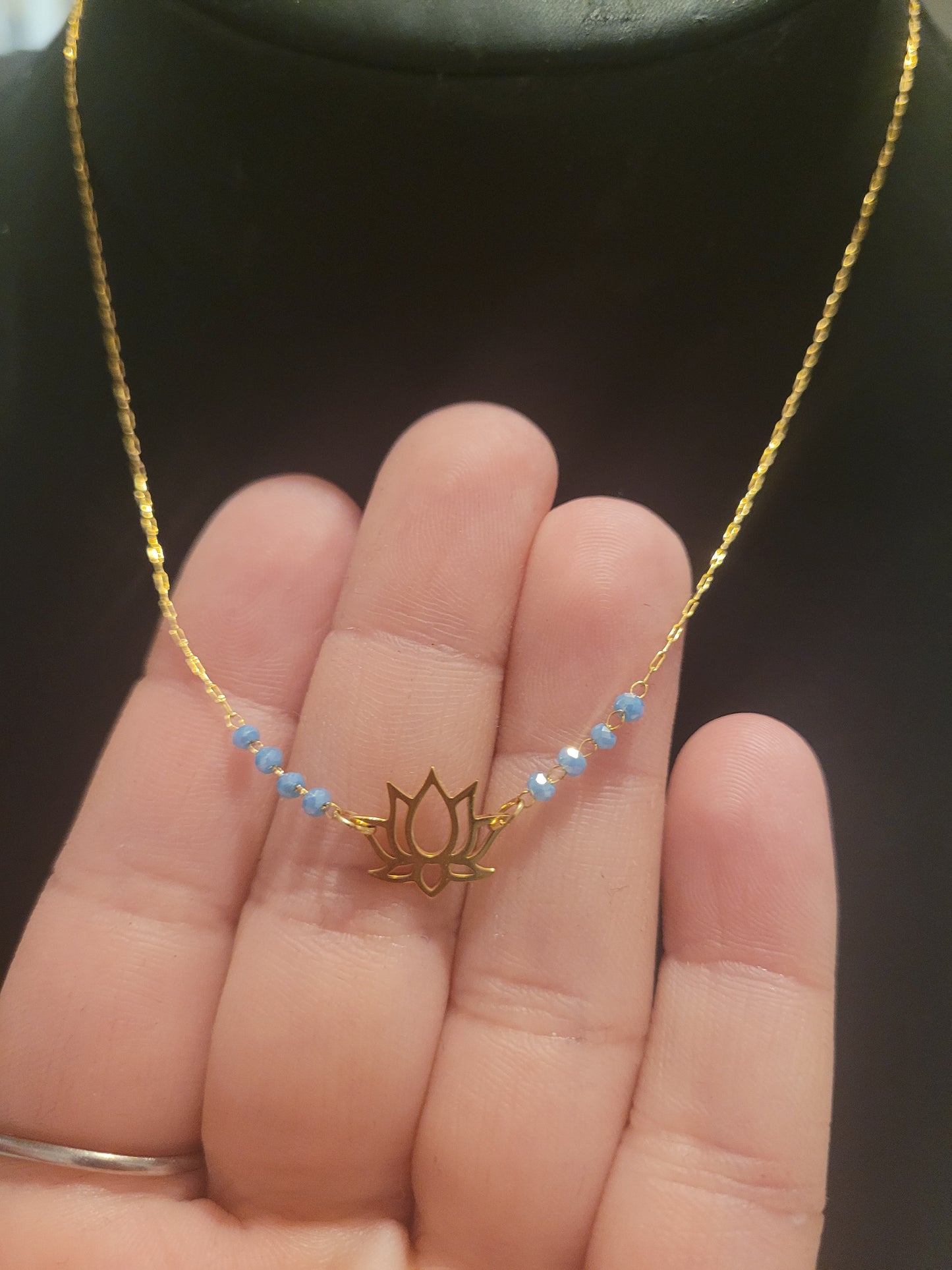 Collier fleur de lotus doré perle bleu