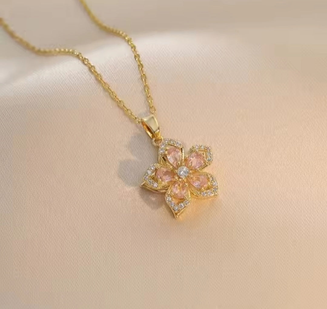 Collier Maya fleur blanche