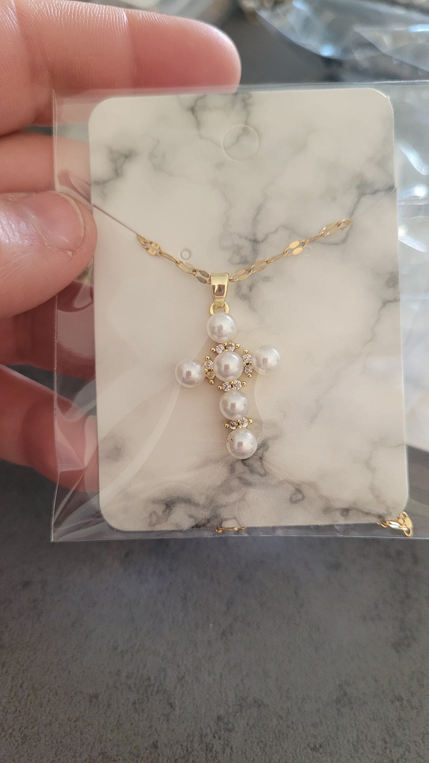 Collier croix perlé doré