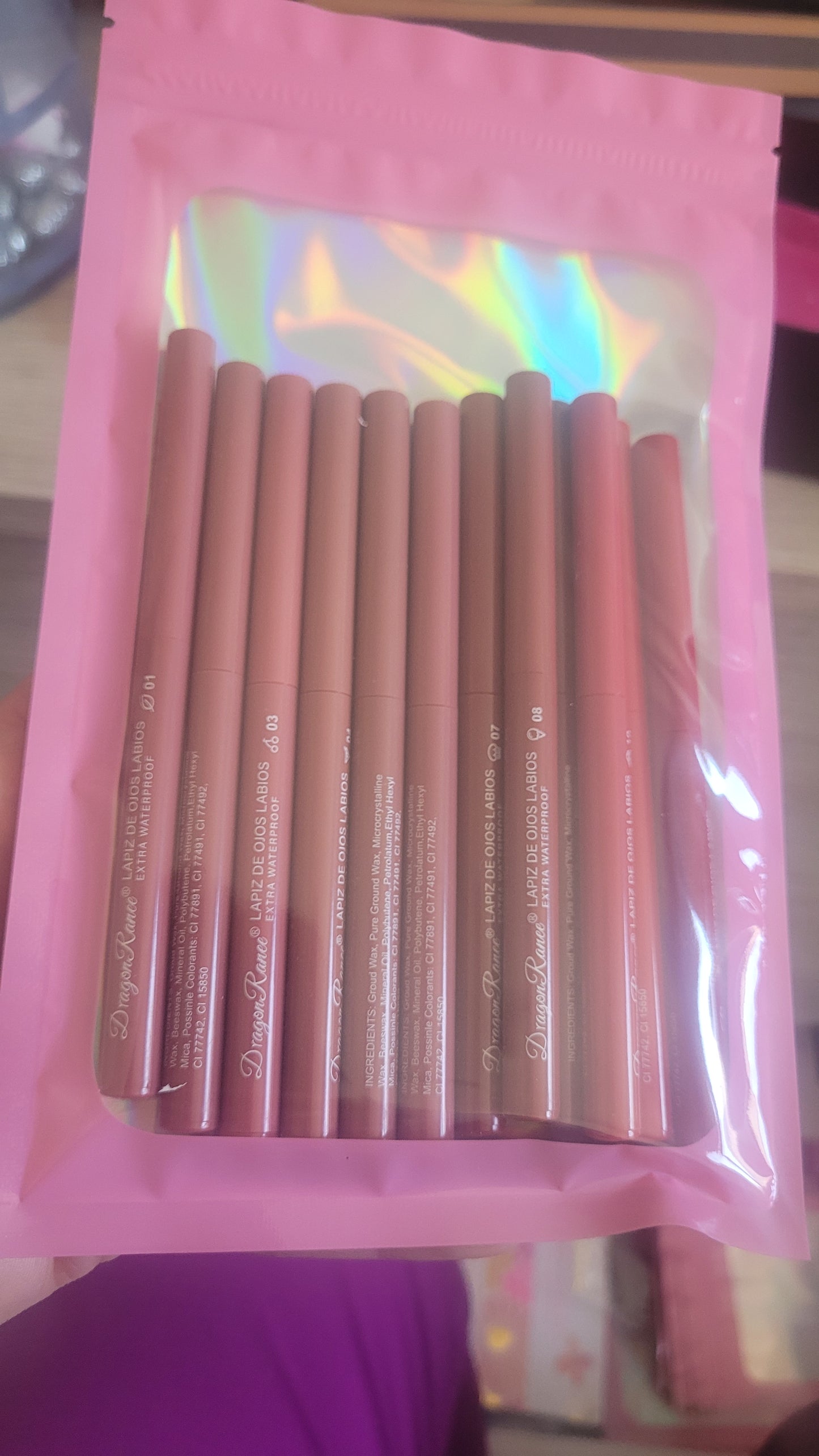 12 crayons à lèvres