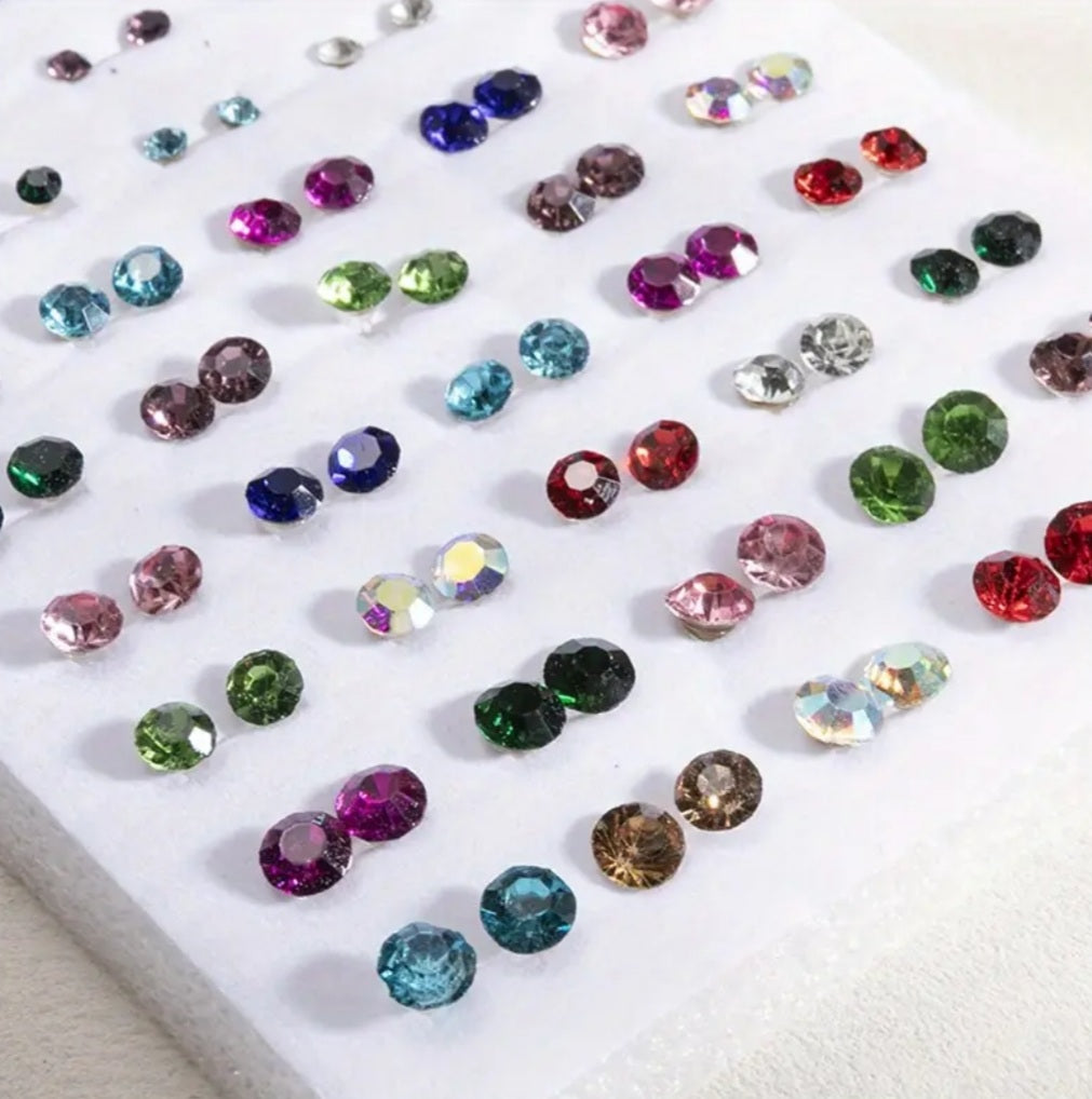 50 paires de boucles strass multicolore