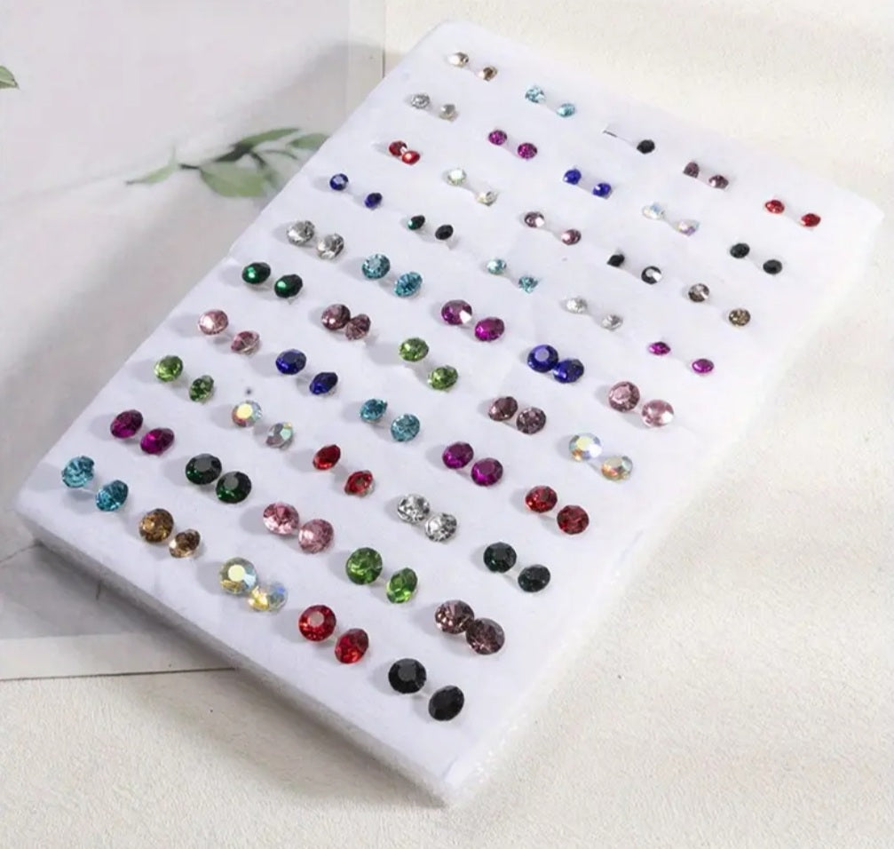50 paires de boucles strass multicolore