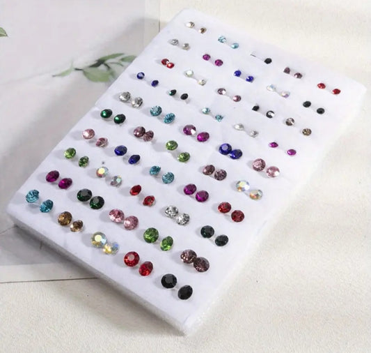 50 paires de boucles strass multicolore