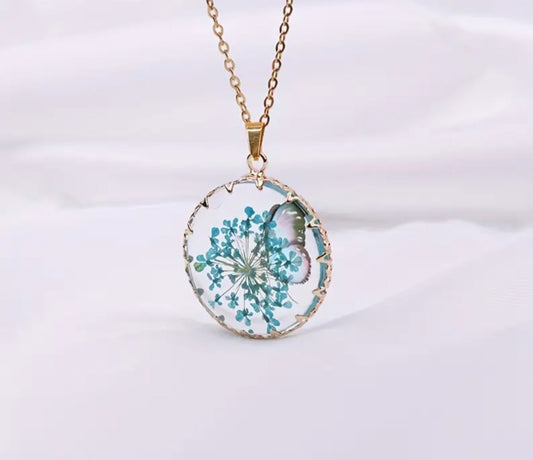 Collier Léona rond papillon fleur bleu