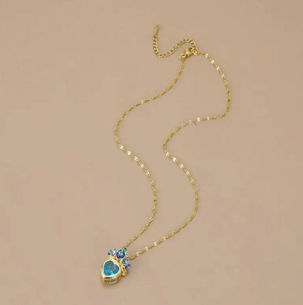 Collier Zaina coeur avec couronne