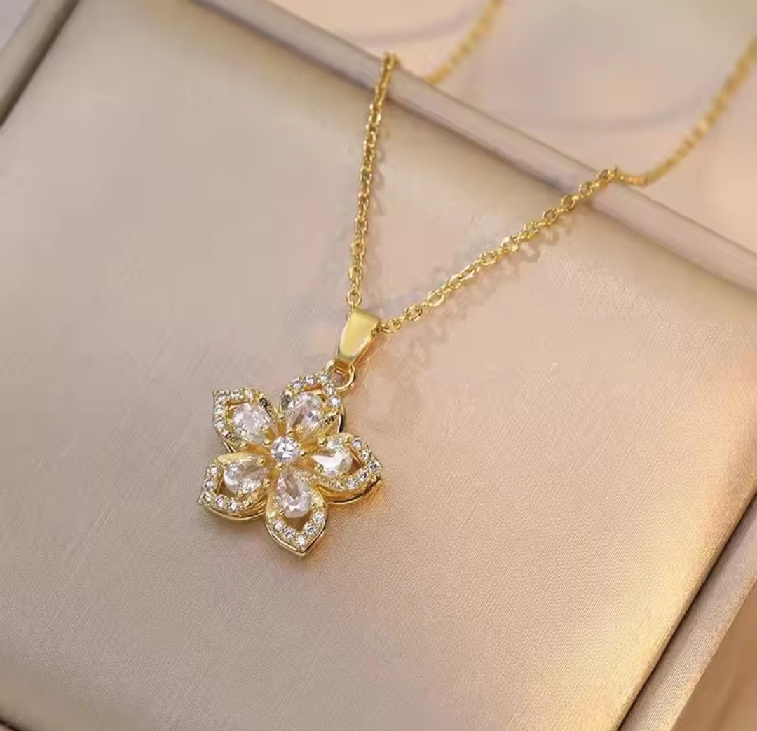 Collier Maya fleur blanche