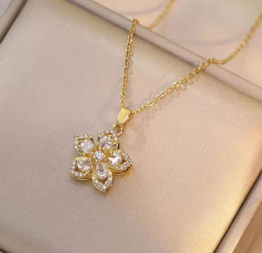 Collier Maya fleur blanche