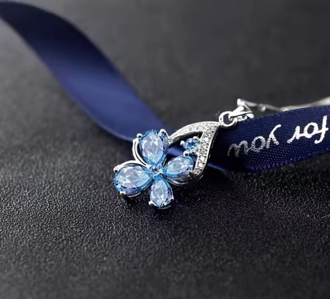 Collier Madonna papillon bleu