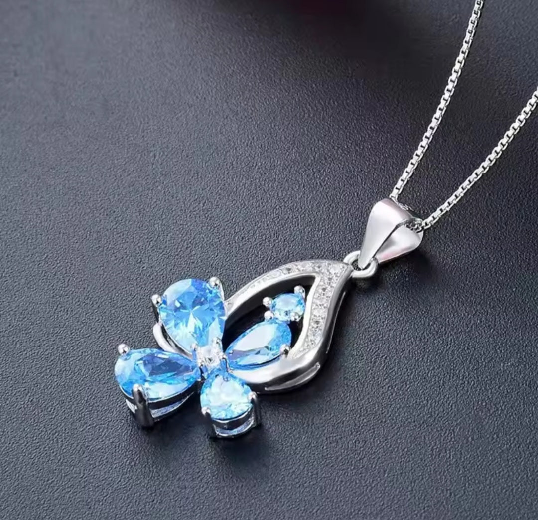 Collier Madonna papillon bleu