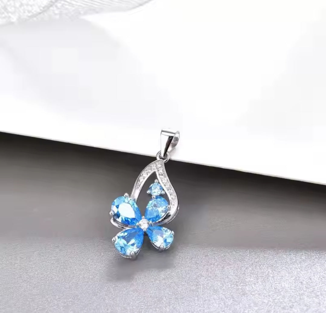 Collier Madonna papillon bleu