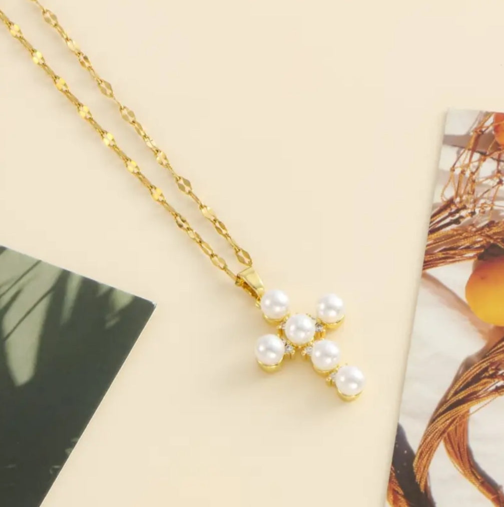 Collier croix perlé doré