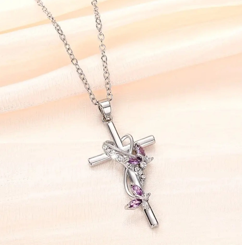Collier croix argenté violette