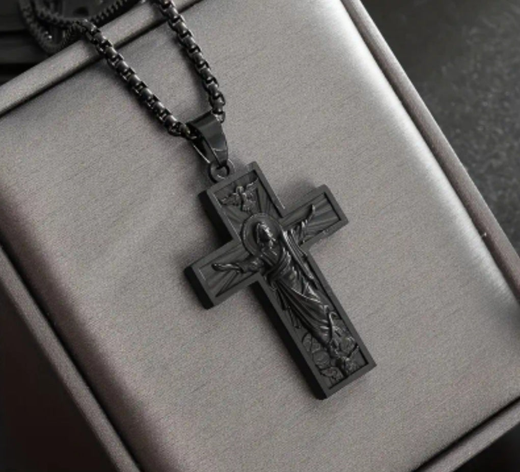 Collier croix noir en relief