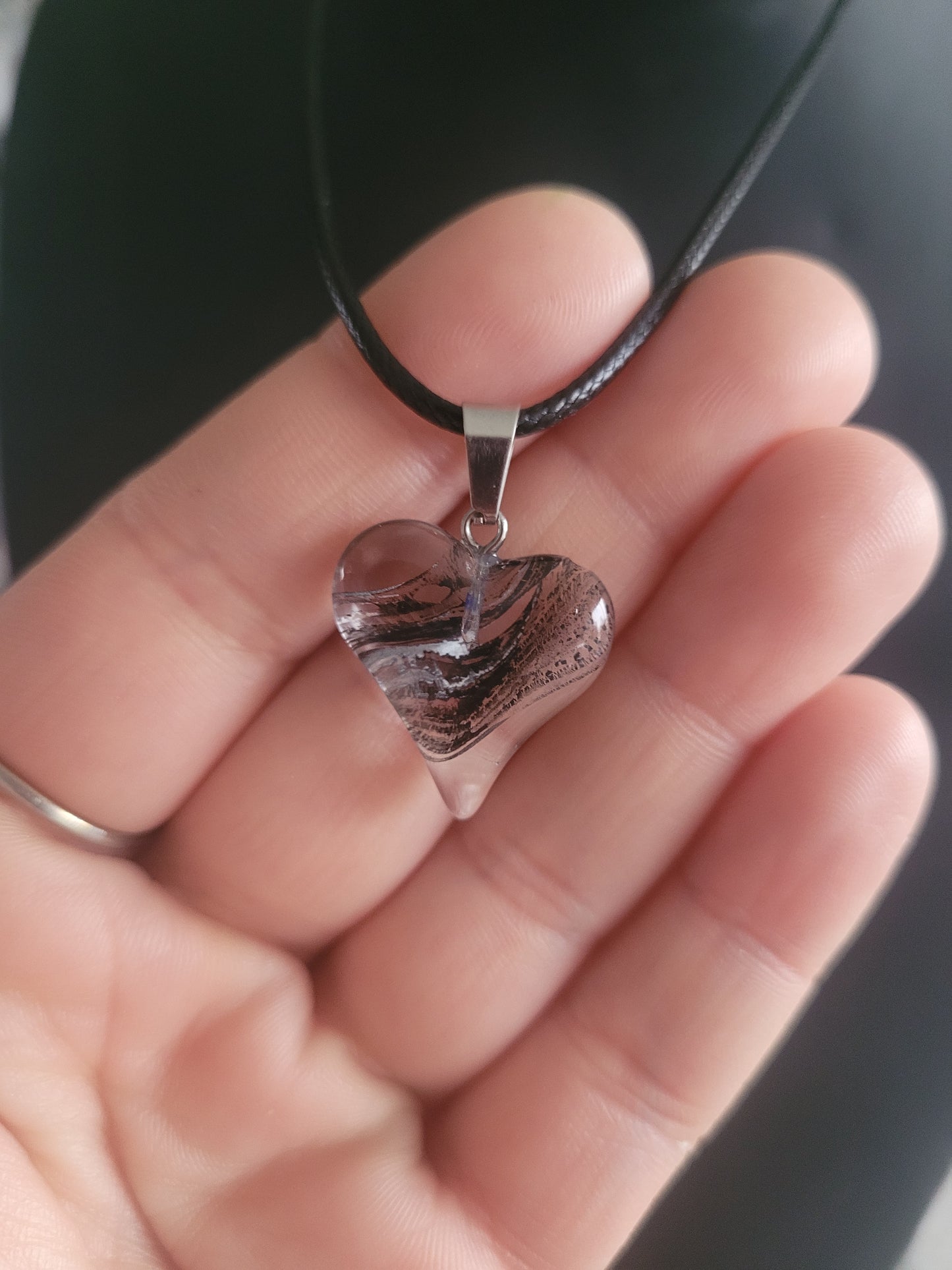 Collier en verre cœur noir