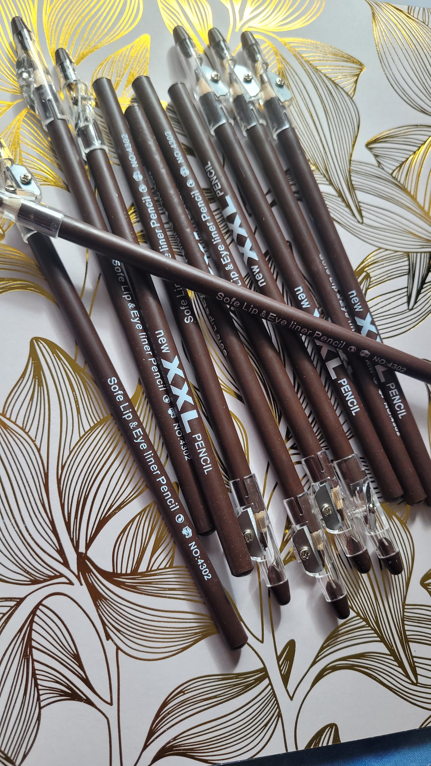 1 crayon sourcils avec taille crayon