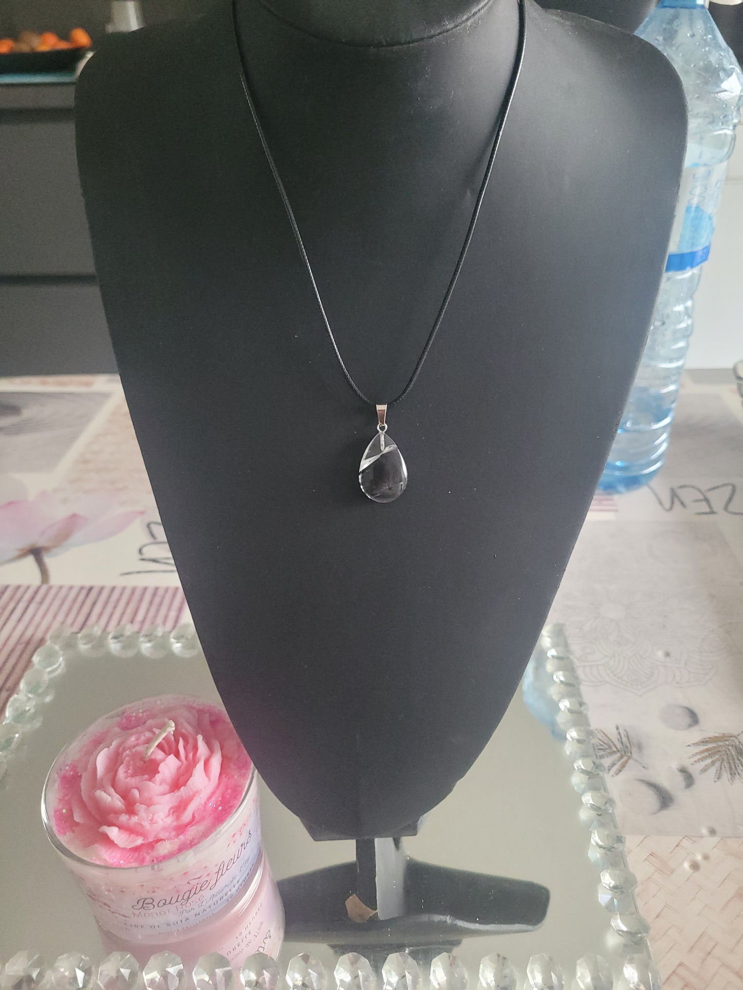 Collier en verre ovale noir