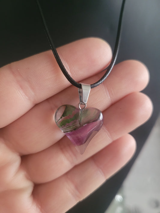 Collier en verre cœur violet/vert