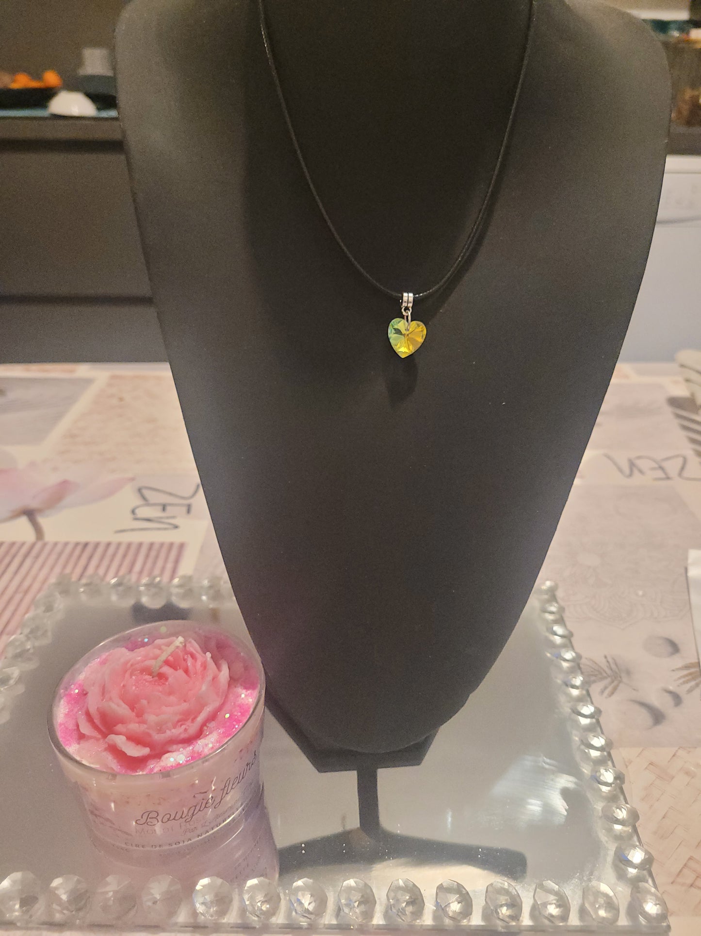 Collier coeur strass blanc reflet jaune