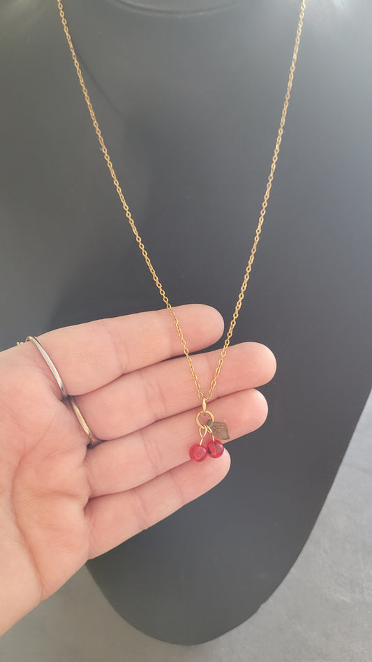 Collier doré cerise
