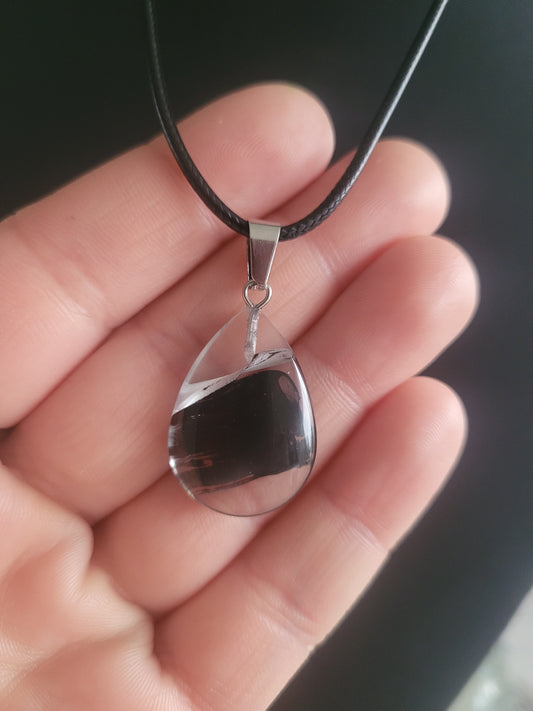 Collier en verre ovale noir