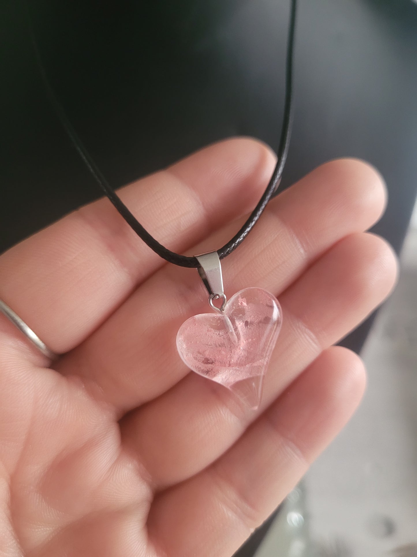 Collier en verre cœur rose