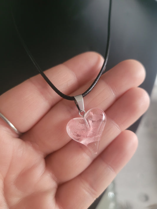 Collier en verre cœur rose