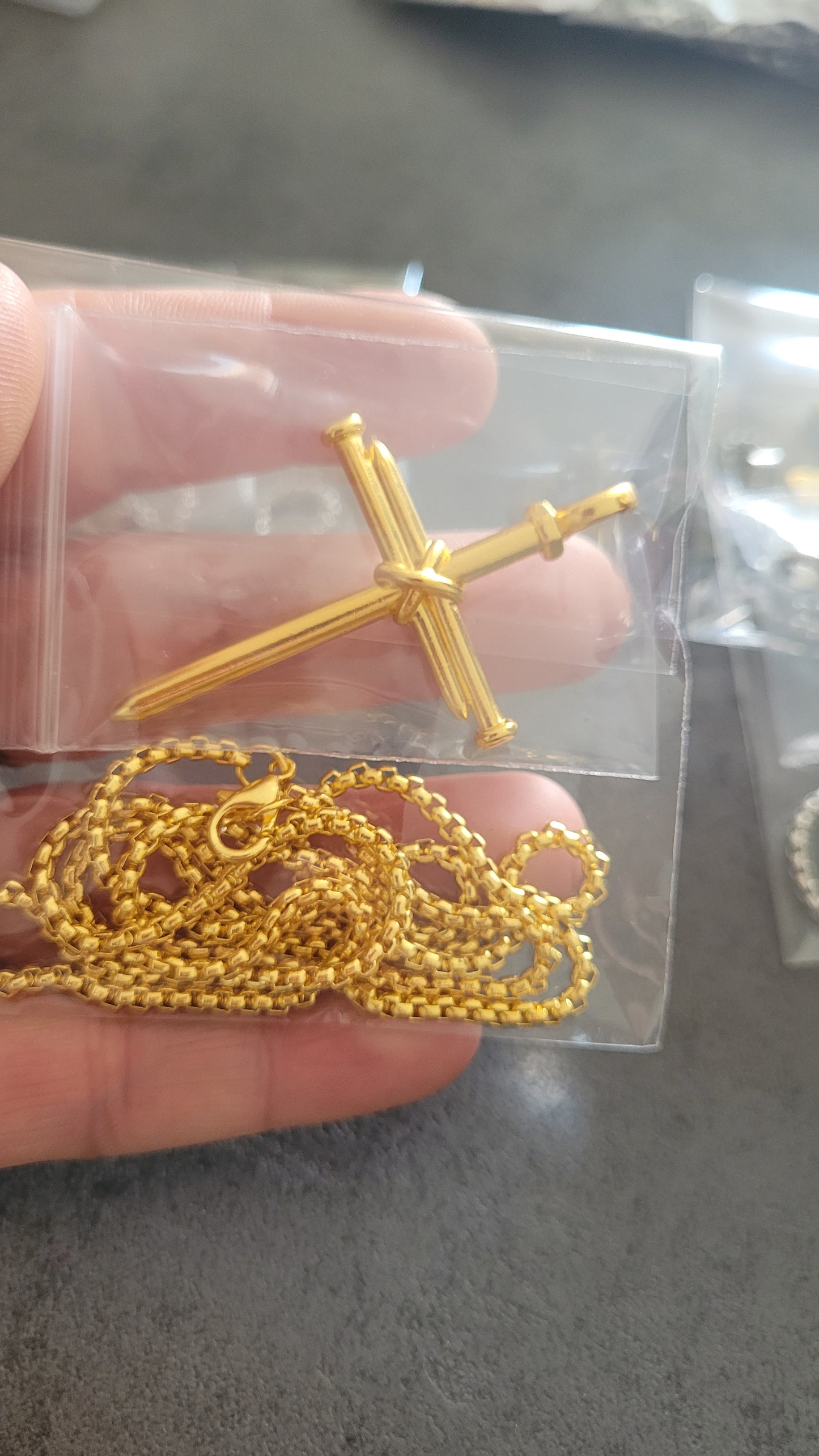 Collier croix clous doré